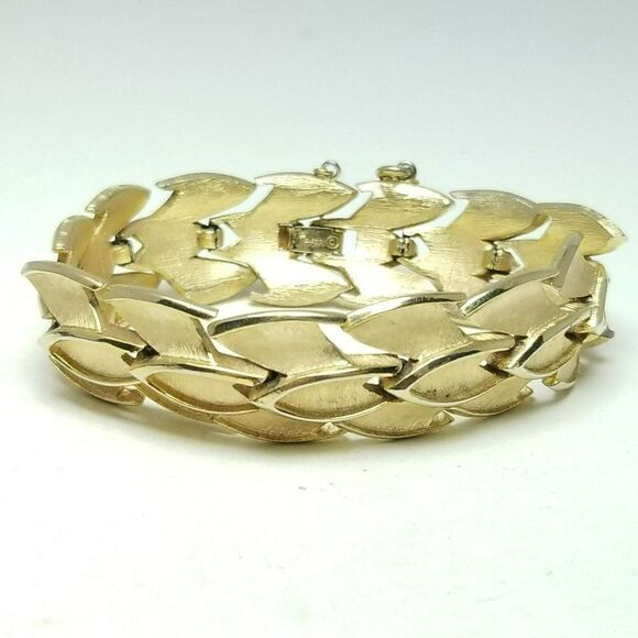 Vintage Crown Trifari Gold Tone Panel Chain Bangle Bracelet, Retro 60s 70s Style - Picture 1 of 6